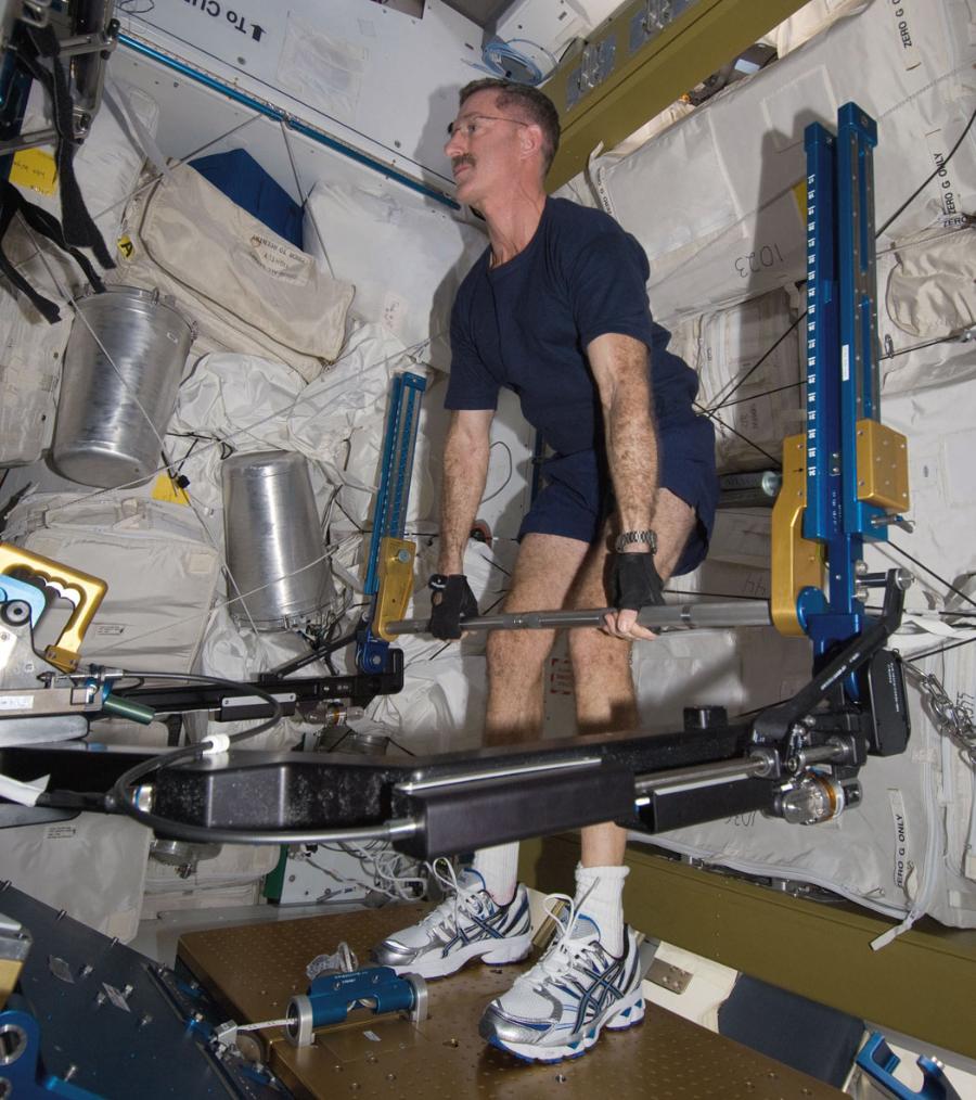 Astronauta Daniel Burbank podczas ćwiczeń siłowych z wykorzystaniem ARED.