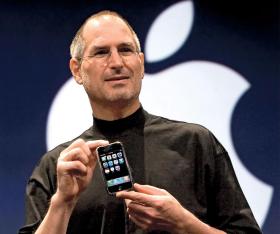 Steve Jobs demonstruje pierwszego iPhone'a, 2007 r.