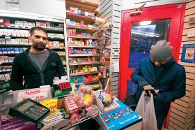 Corner shop Pakistańczyka Kashiego.