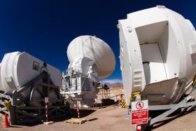 Anteny ALMY przypływają do Chile w kawałkach - z całego świata. Trzeba je złożyć w całość, a potem dokładnie przetestować.