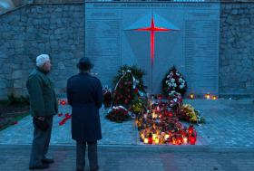 Pomnik w Białymstoku to końcowy punkt organizowanych w tym mieście w rocznicę katastrofy marszach pamięci.