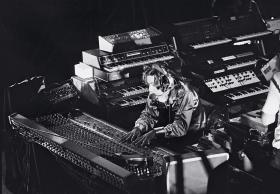 Jean–Michel Jarre podczas paryskiego występu z okazji wybuchu rewolucji, 1979 r.