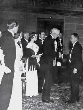 Sztokholm 1933 r. Król Szwecji Gustaw wręcza Nagrodę Nobla w dziedzinie fizyki Wernerowi Heisenbergowi.