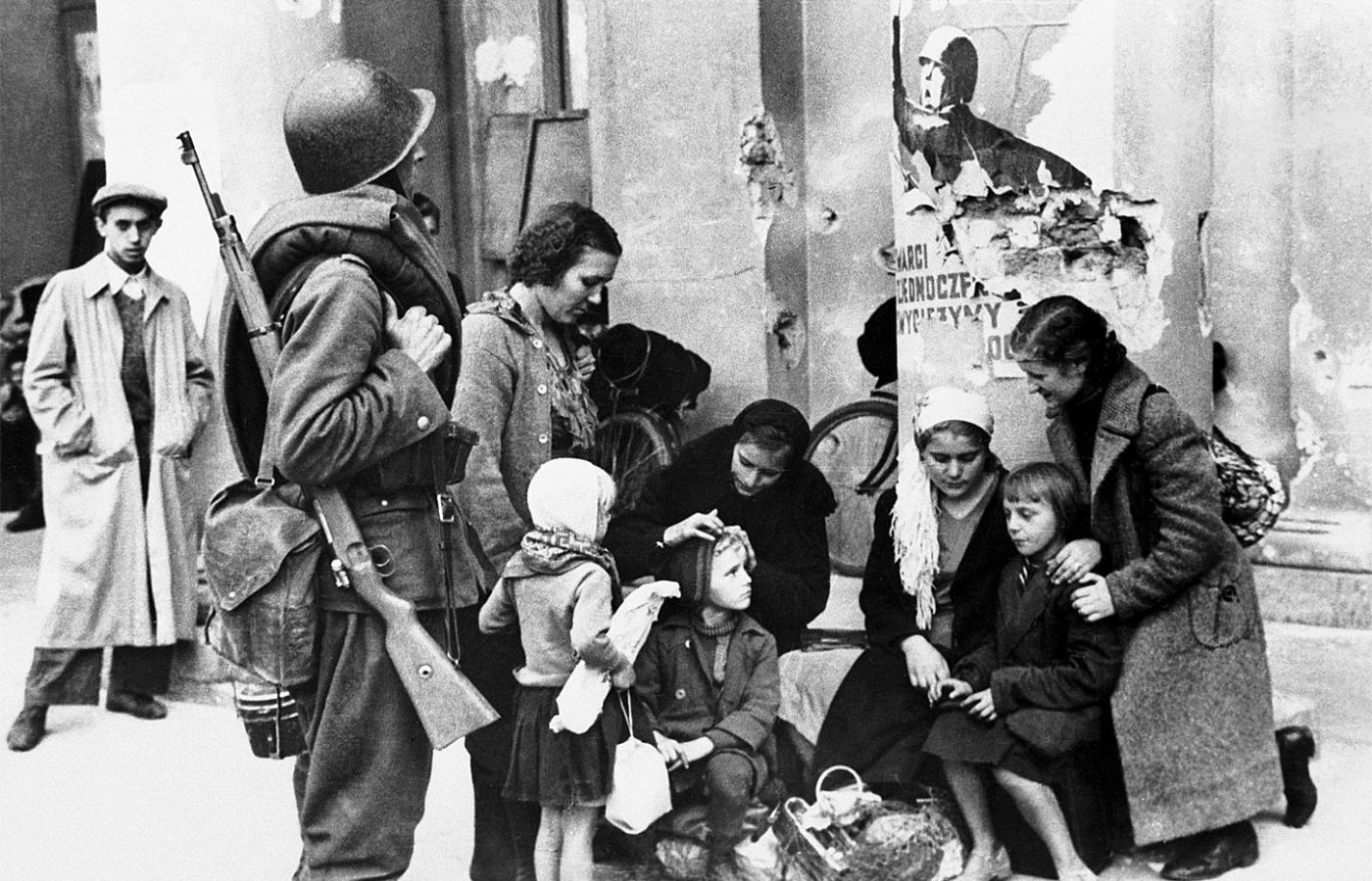 Żołnierz polski i uchodźcy na ulicach Warszawy, wrzesień 1939 r.