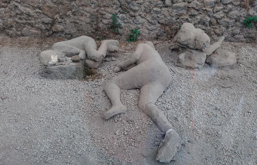 Gipsowe odlewy ciał mieszkańców Pompejów zabitych przez wulkan.