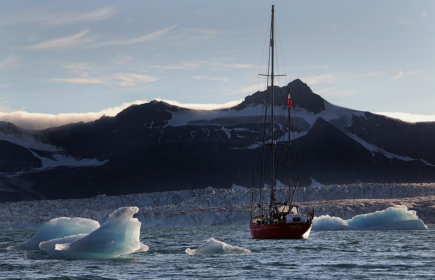 Jacht „Eltanin” od 11 lat kursuje po wodach Svalbardu - archipelagu, w którego skład wchodzi Spitsbergen.