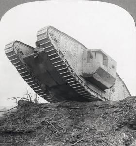 Brytyjski czołg w natarciu pod Cambrai, 1917 r.
