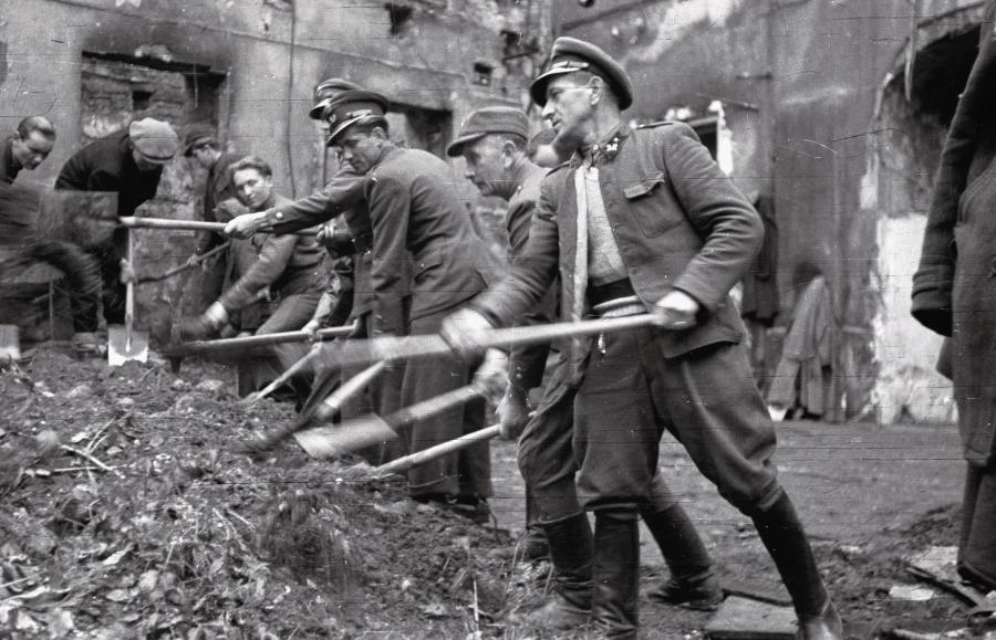 Jeńcy niemieccy pracują przy odgruzowywaniu tzw. Starej Dziekanki przy Krakowskim Przedmieściu. Warszawa, październik 1946 r.