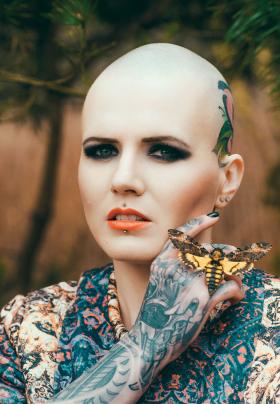 Karolina Opolska, oprócz tego, że jest wytatuowana, ostatnio ogoliła sobie głowę na łyso.