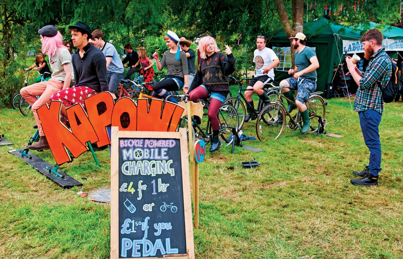 Uczestnicy festiwalu Green Man w walijskim Brecon ładują swoje komórki, pedałując na rowerach.