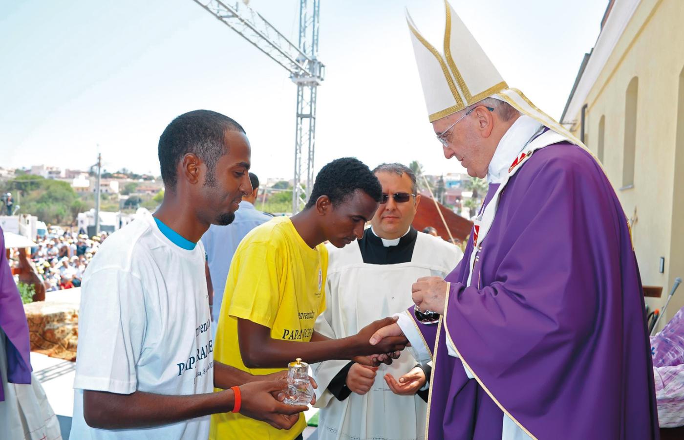 Papież Franciszek odwiedził Lampedusę, włoską wyspę, na którą masowo przybywają nielegalni imigranci z Afryki.