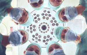 Jak lekarze powinni rozmawiać z pacjentami, żeby zdobyć ich zaufanie oraz faktyczną wiedzę o ich dolegliwościach?