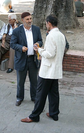 Małą, robioną na szydełku, białą lub brązową czapeczkę takke, pobożni muzułmanie zakładają do modlitwy.