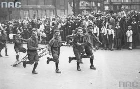 Defilada rydwanów jedzie przez Katowice. Dzień Zucha, czerwiec 1934 r.
