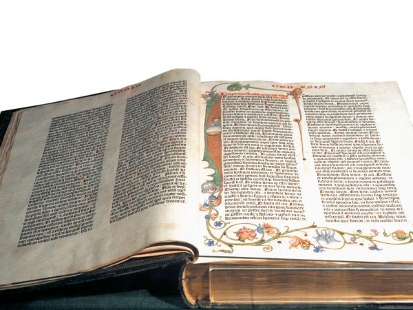 Słynna Biblia Gutenberga z połowy XV w. wydrukowana z użyciem ruchomej czcionki.