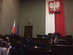 Kilkunastu posłów opozycji w trybie dyżurowym od piątku nie opuszcza sali posiedzeń.