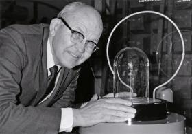 Jack Kilby pozuje z własnym wynalazkiem z 1958 r. – pierwszym układem scalonym.