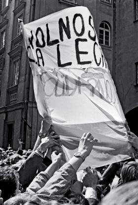 Manifestacja na Starym Mieście w Warszawie, zorganizowana przez podziemną Solidarność, 1 maja 1982 r.
