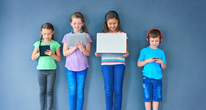 Obecne ograniczenia w szkołach są często niespójne i łamane – u jednego nauczyciela coś wolno, u innego nie. To jednak nie tylko polska specyfika.