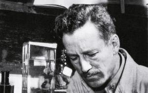 Neuropatolog Webb Haymaker z Wojskowego Instytutu Patologii bada mózg Roberta Leya, nazisty, który popełnił samobójstwo.