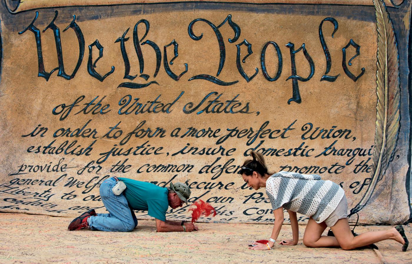 Waszyngton, 10 października 2011 r. Uczestnicy ruchu Occupy Wall Street podpisują ogromny egzemplarz Konstytucji Stanów Zjednoczonych.
