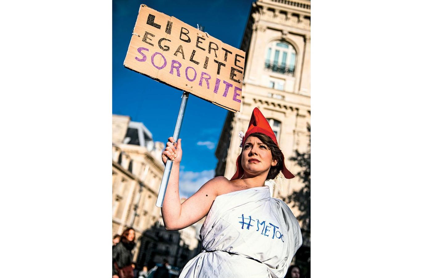 „Wolność, równość, siostrzeństwo” – francuska demonstrantka w stroju Marianny podczas Międzynarodowego Dnia Przeciwko Przemocy Wobec Kobiet w Paryżu
