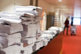 Efektem prac parlamentarnych jest duża liczba dokumentów (i, co za tym idzie, zużytego papieru). W budżecie na 2014 r. na materiały papiernicze, biurowe i jednorazowego użytku zapisano ponad 2 mln euro.