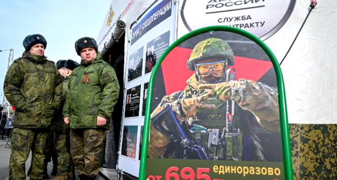 Żołnierze rosyjskiej armii przy mobilnym centrum rekrutacyjnym w Rostowie nad Donem, marzec 2024 r.