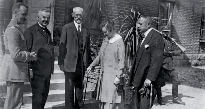 Spała, 1924 r. Od lewej: gen. Władysław Sikorski, premier Władysław Grabski (pradziadek Małgorzaty), prezydent Stanisław Wojciechowski (drugi pradziadek), żona premiera Grabskiego Katarzyna i minister rolnictwa Stanisław Janicki.