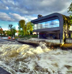 Przystań / Marina jest jedną z ciekawszych atrakcji na Wyspie Młyńskiej, znów – jak inne bydgoskie inwestycje – łączącą funkcję użytkową z estetyką. Marina jest kompleksem jednocześnie turystycznym i sportowym, do zwiedzania i aktywnego wypoczywania. Co warte podkreślenia, miejska przystań w Bydgoszczy została laureatką drugiej edycji Nagród Architektonicznych POLITYKI w 2012 r. Tak ten wybór uzasadnialiśmy: „Ta realizacja zasługuje na uwagę z kilku względów. O jej walorach architektonicznych, symbolice, odniesieniach do najbliższego otoczenia pisaliśmy już przy okazji prezentowania finalistów. Na szczególną uwagę zasługuje fakt, że inwestorem było w tym przypadku miasto. To przykład – na szczęście coraz częstszej – gotowości inwestorów publicznych do wyboru projektów niekonwencjonalnych, śmiałych, nieulegających uśrednionej estetyce”.