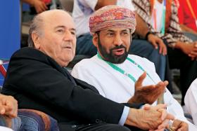 Sepp Blatter ogląda mecz piłki plażowej Uzbekistanu i Kataru w towarzystwie omańskiego szejka Rashida bin Ahmeda al-Hinai, 2010 r.
