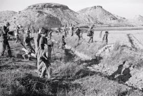 Amerykańscy żołnierze poszukują zaginionej bomby wodorowej w okolicach Palomares.