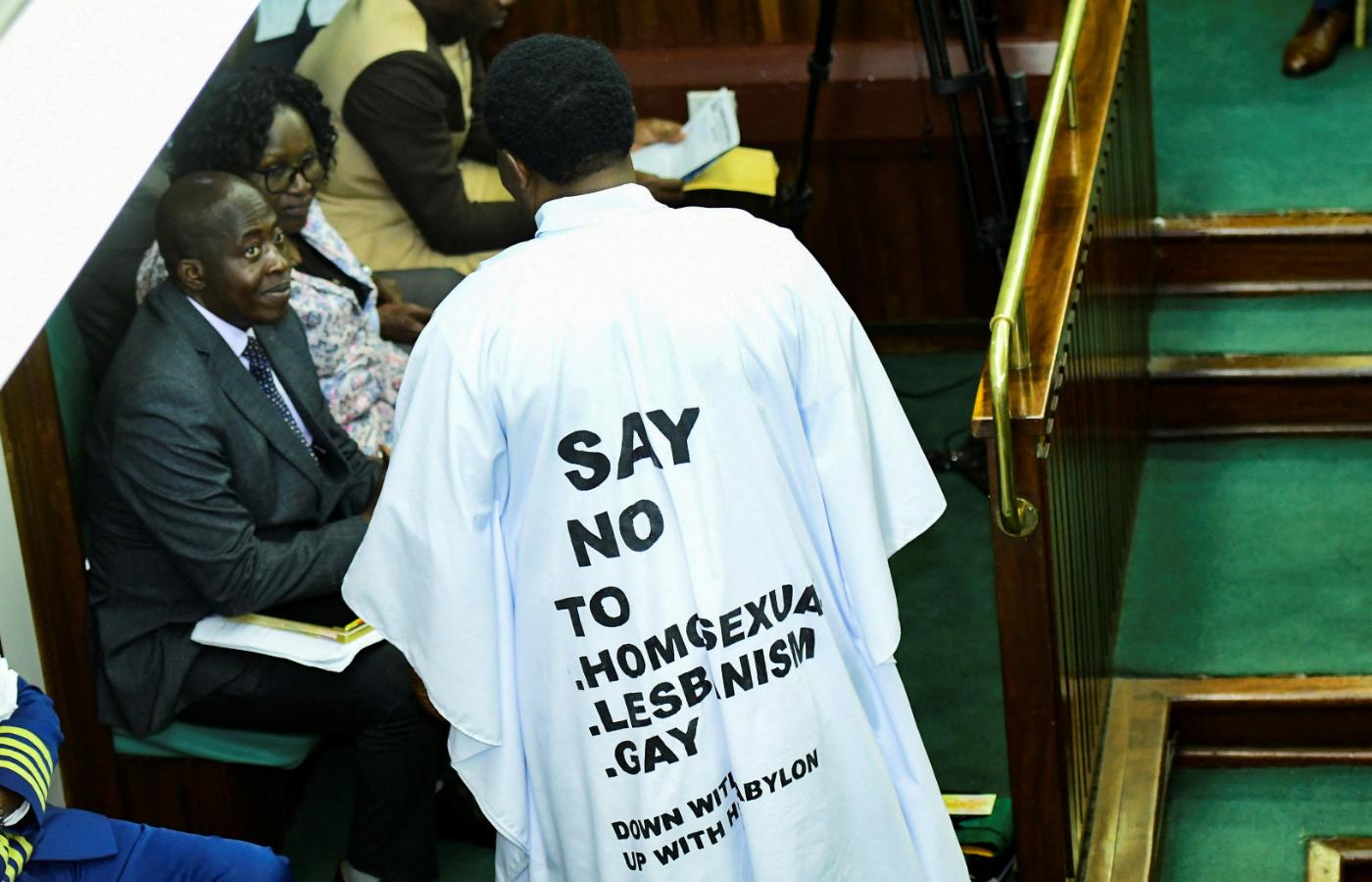 John Musira, jeden z członków ugandyjskiego parlamentu, ubrany w homofobiczną koszulkę podczas głosowania ustawy wprowadzających szereg kar za związki homoseksualne, Kampala, 21 marca 2023 r.