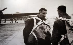 Generał Sosabowski podczas przygotowań do odlotu nad Holandię. Zła pogoda opóźniała skok naszej Brygady kolejno o trzy doby. (Zdjęcie z ekspozycji Muzeum Wojsk Powietrznodesantowych w Oosterbeek).