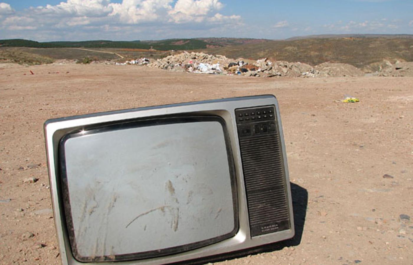 Telewizja na śmietnisko? Fot. tnarik, Flickr, CC by SA