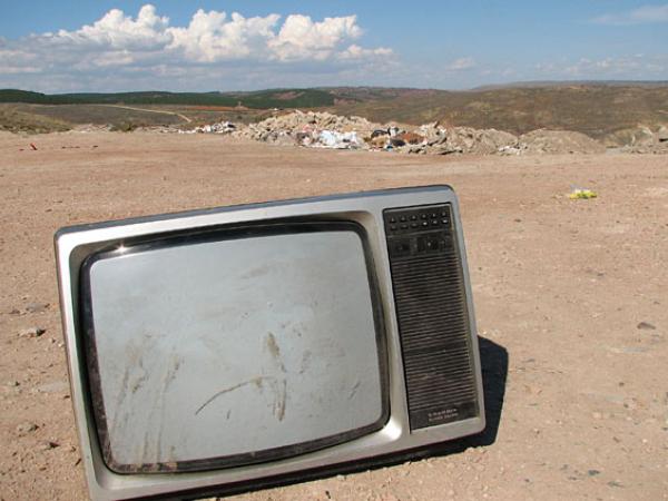 Telewizja na śmietnisko? Fot. tnarik, Flickr, CC by SA