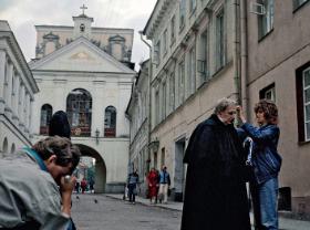 Na planie polskiego filmu „Lawa” (1989 r.) w Wilnie pod Ostrą Bramą.