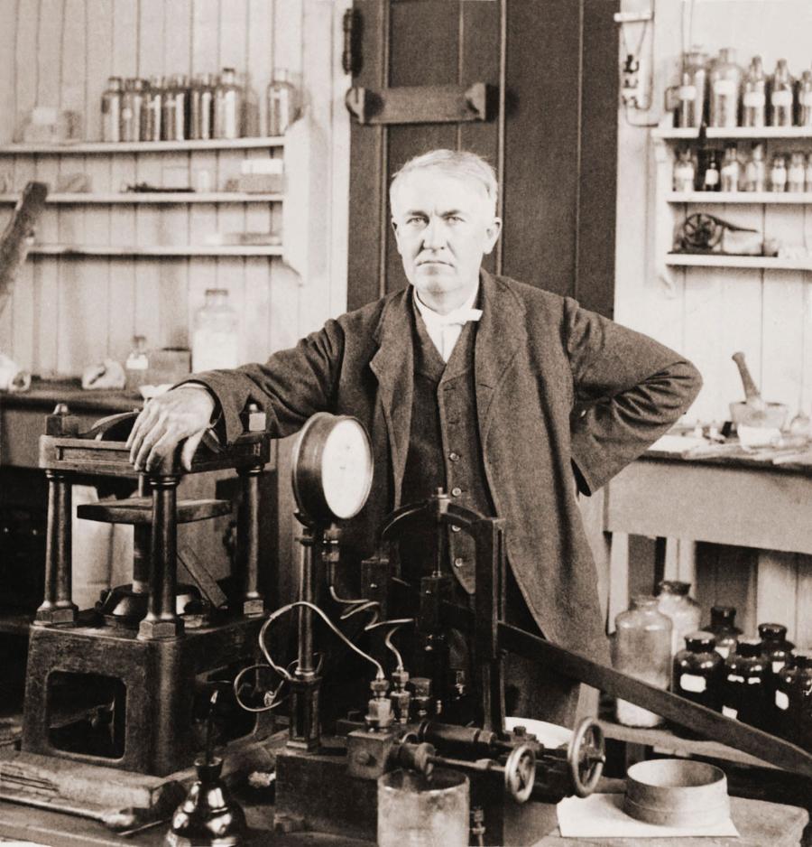 Thomas Alva Edison w swoim laboratorium.