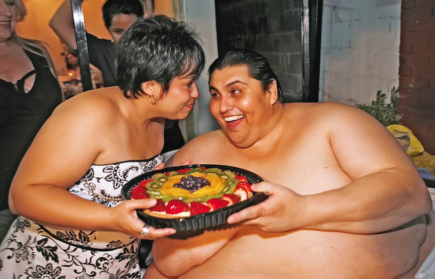 Jeden z najbardziej otyłych ludzi na świecie - Meksykanin Manuel Uribe świętuje swoje 43 urodziny, czerwiec 2008 r.