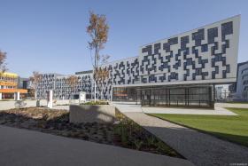 D4: DepartmentsThe Department building D4 was designed by Barcelona’s Estudio Carme Pinós S. L. It is located directly across from the AD administration building and forms the northernmost border of the campus to the exhibition grounds Messe Wien. The geometric facade features a playful arrangement of parallelograms with dynamically placed windows, also based on a pattern of intersecting parallelograms.