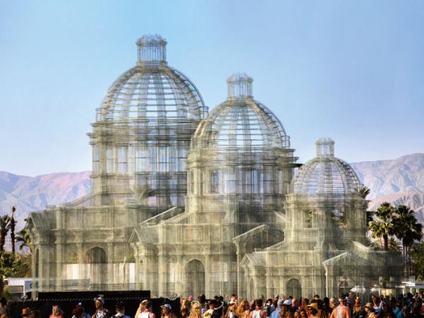 „Etherea” – instalacja z drucianej siatki powstała w 2018 r. na festiwal muzyczny w Kalifornii. Obiekt jest jakby „duchem” barokowo-klasycystycznej architektury. To zapis wrażenia, jakie robią włoskie miasta, i tego, co zapada  w pamięć po obejrzeniu setek kościołów.