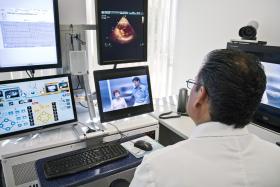 Nowe telemedyczne technologie zaczną przynosić oszczędności, gdy upowszechni się je  w całym systemie ochrony zdrowia. Na zdjęciu centrum telemedyczne w La Paz w Kalifornii.