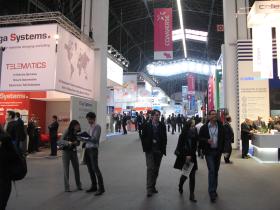 Hale targowe przed 9.00. Jeszcze nie otworzono dla zwiedzających, a już jest tłok.