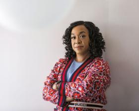 Shonda Rhimes, scenarzystka „Chirurgów”, „Skandalu” i „Bridgertonów”, podkupiona przez Netflixa.