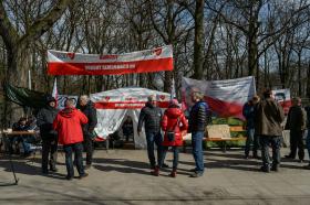 Miasteczko namiotowe pod KPRM. W środku, ze znaczkiem na piersi, stoi Andrzej Miszk. Założył KOD PP, czyli KOD Przeciw PiS.