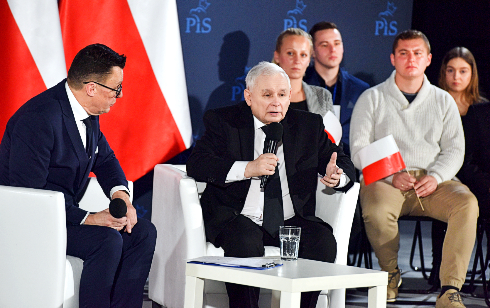 Kaczynski: Los médicos malvados y codiciosos han corrompido el servicio de salud.  ¡Y deben ser como sacerdotes!