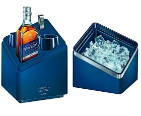Whisky Johnnie Walker Blue Label (kolekcja Porsche Design Studio). Niebieski – najbardziej wysublimowany z Johnie Walkerów, w eleganckich opakowaniach (pudełko, pudełko na lód lub w komplecie z kieliszkami). Cena: 830–1500 zł.