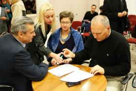 Jarosław Kurski, zastępca redaktora naczelnego „Gazety Wyborczej” składa podpis pod listem intencyjnym