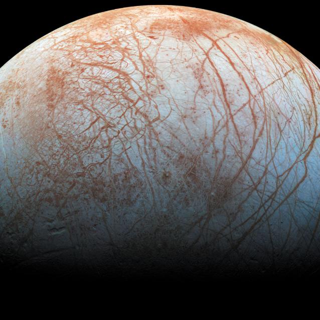 Pęknięcia i nierówności przecinające powierzchnię Europy widoczne są na obrazie złożonym z danych zebranych przez sondę kosmiczną Galileo.