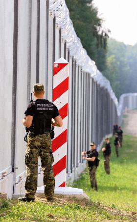 Prawnie projekt się nie broni, więc bronią go społeczne emocje: podsycane poczucie zagrożenia, oburzenie po śmierci polskiego żołnierza i sposób naświetlania czy przeinaczania faktów.